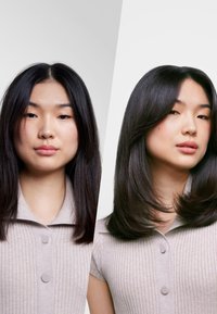 Två porträtt av en kvinna med långt, rakt svart hår som bär en ljusbeige ribbad stickad topp med knappar och en krage.