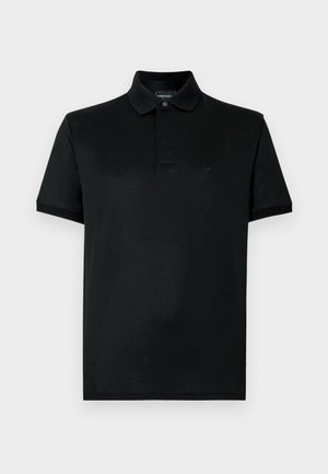 Črna polo majica s kratkimi rokavi iz gladkega bombaža. Ima klasičen ovratnik, dvoprestavni zapenjanje z gumbi in diskreten logotip na prsih.