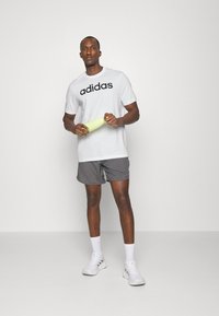 adidas Sportswear ESSENTIALS SINGLE LINEAR EMBROIDERED - Apdrukāts T-krekls - white /black