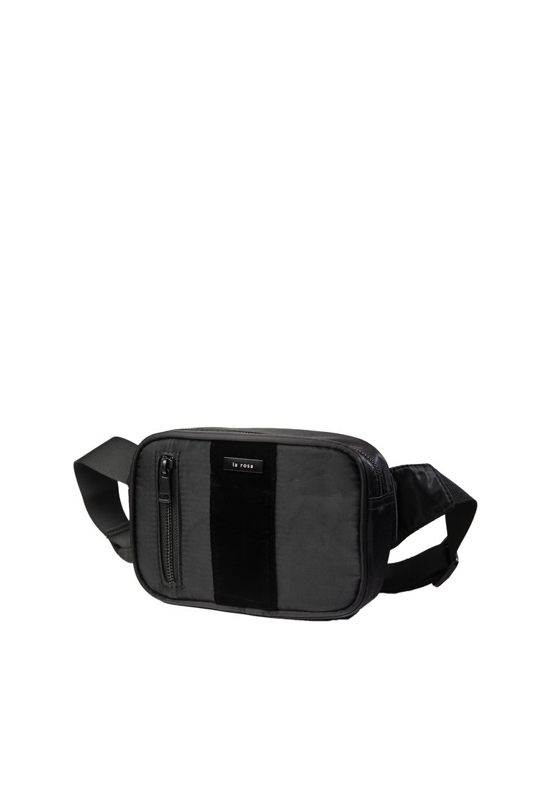 Borsa a cintura in tessuto nero con forma rettangolare, tasca frontale con zip, tracolla regolabile e dettaglio di striscia nera texturizzata.