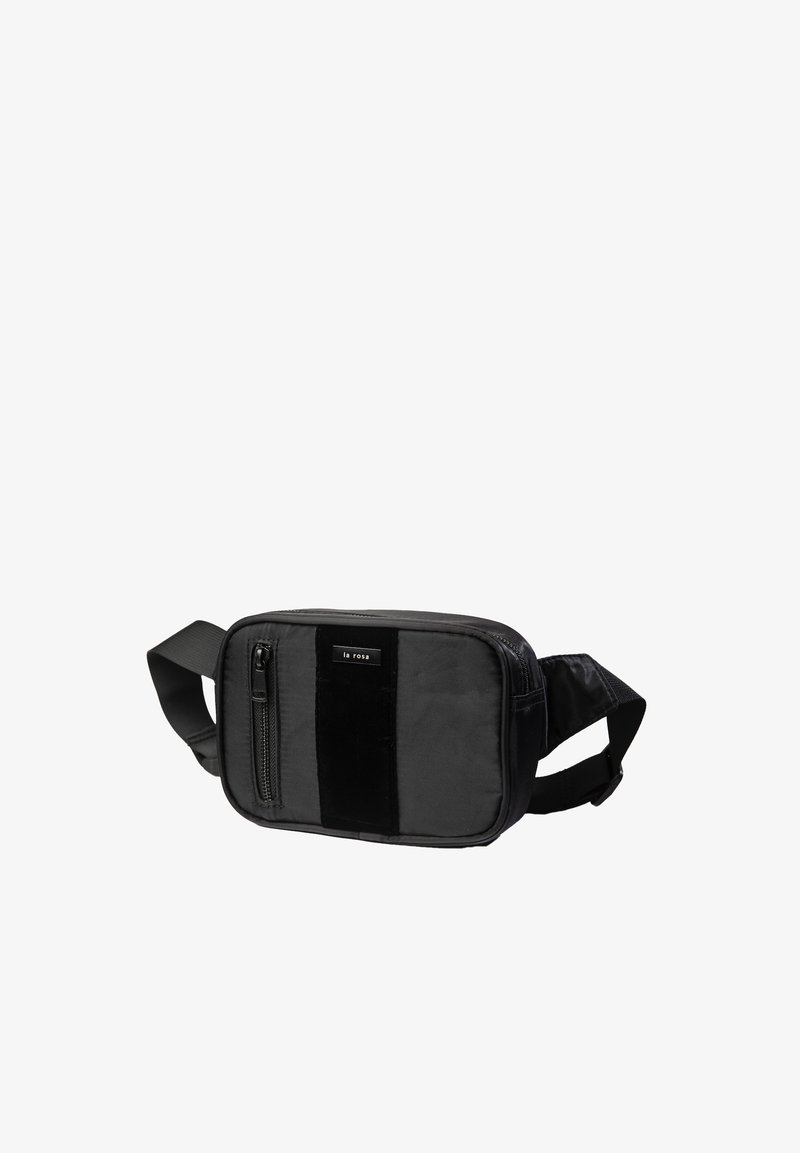 Borsa a cintura in tessuto nero con forma rettangolare, tasca frontale con zip, tracolla regolabile e dettaglio di striscia nera texturizzata.