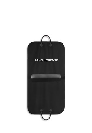 - Pokrowiec na ubrania