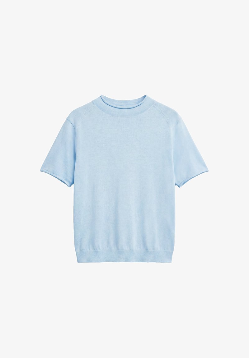 Pull en maille bleu clair à manches courtes, col rond et bord-côtes, présenté sur fond blanc.