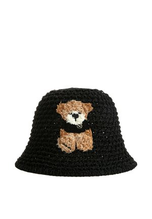 Sombrero tipo bucket de crochet negro con un oso de peluche marrón texturizado que lleva un suéter negro bordado en el frente.
