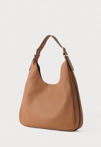 Bolso de hombro de cuero marrón con forma curva, superficie texturizada, apertura amplia y correa ajustable con detalles en hardware de tono dorado.