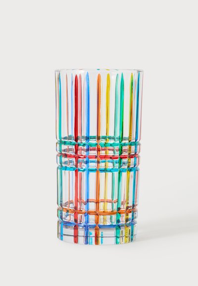 Grand verre à boire transparent avec des rainures verticales et horizontales aux rayures rouges, bleues, jaunes, vertes et orange sur fond blanc.