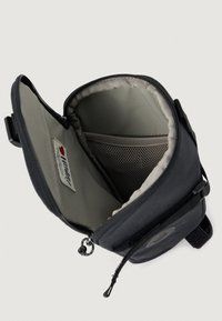 Melnas auduma soma ar rāvējslēdzēja aizdari un sietiņauduma iekšējo kabatu. Iekšpuse ir pelēka, un tai ir logotipa uzreģistrējums sānos.