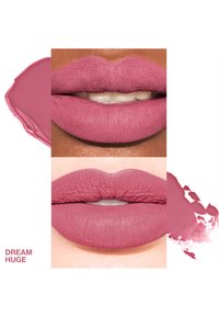 Zwei Lippenpaare werden angezeigt; oben in tiefem Pink, unten in sanftem Pink. Beide sind matt mit sichtbarer Textur. Begleitet von rosa Farbmustern.