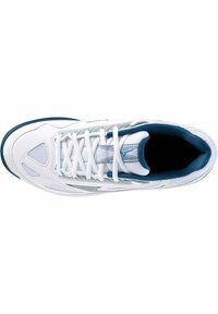 Witte sport sneaker met een bovenwerk van mesh, een gevoerde zool en blauwe accenten. Bevat een ronde neus en platte veters, ontworpen voor comfort en ondersteuning.