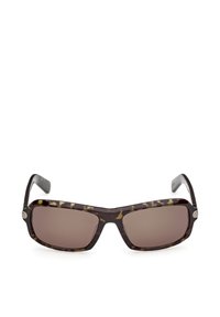 Lunettes de soleil rectangulaires marron avec montures en écaille de tortue et verres teintés foncés, placées au centre sur un fond blanc.