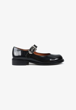 Czarne lakierowane buty typu Mary Jane z okrągłym noskiem, regulowanym paskiem z klamrą i niskim obcasem. Gładka tekstura i klasyczny design.