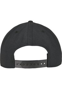 Fekete baseball sapka, struktúrált formával, szőtt anyagból készült. Snapback záróelemmel és varrással a varratok mentén.