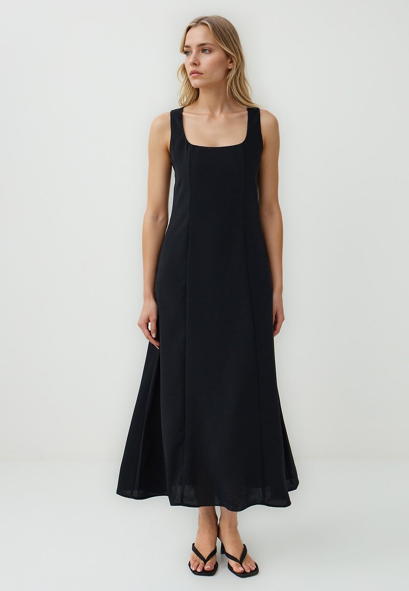 Czarna maxi sukienka bez rękawów z kwadratowym dekoltem, zwiewny materiał i boczne rozcięcia. Gładka tekstura i minimalistyczny design bez wzorów.
