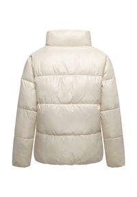 Puffjakke, lys beige, quiltet design, høj krave, lange ærmer og glat, blank tekstur. Ingen synlige hardwaredetaljer.