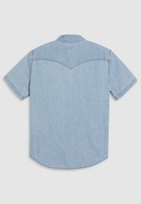 Ανοιχτό μπλε denim πουκάμισο με κοντά μανίκια, με καμπύλο σχέδιο yoke στην πλάτη και στρογγυλεμένη ραφή. Διαθέτει κλασικό γιακά και κουμπιά στην εμπρόσθια πλευρά.