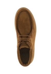 Zapato de gamuza marrón con cordones y punta redonda. Presenta detalles de costura y un forro interior suave. Suela plana para mayor estabilidad.