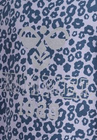 Päls i leopardmönster i nyanser av blått och lavendel, med silvertext som tydligt visar "HUMMER" och "1923".