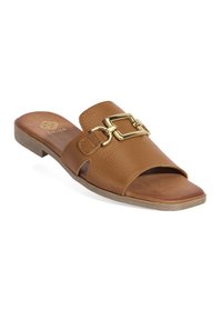 Braune Leder-Slide-Sandale mit goldener Schnalle, offener Zehenpartie, flacher Sohle und texturiertem Riemen für zusätzlichen Halt und Komfort.