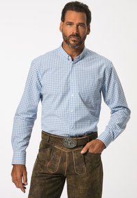 Camisa a cuadros en azul y blanco con cuello abotonado, combinada con lederhosen marrones que presentan costuras decorativas y una hebilla de cinturón metálica.