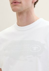 TOM TAILOR MIT TEXT - T-shirt imprimé - white