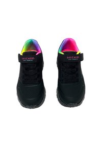 Černé tenisky Skechers s prodyšným síťovaným svrškem, duhově barevným vnitřním podšitím a třpytivou podrážkou. Mají nastavitelný pásek a tkaničky.