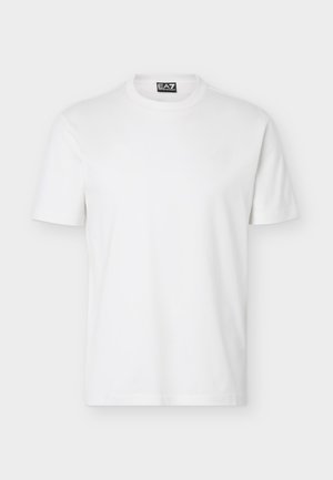 Enostavna bela kratka majica s kratkimi rokavi in okroglim izrezom, z notranjo črno oznako EA7 Emporio Armani na ovratniku, prikazana na svetlem ozadju.