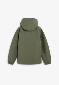 Veste à capuche vert olive, avec une coupe décontractée, des poignets élastiques et un tissu lisse avec des coutures invisibles ; design minimaliste, sans éléments métalliques apparents.