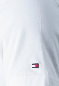 Tommy Hilfiger ARCH TEE - T-shirt con stampa - white