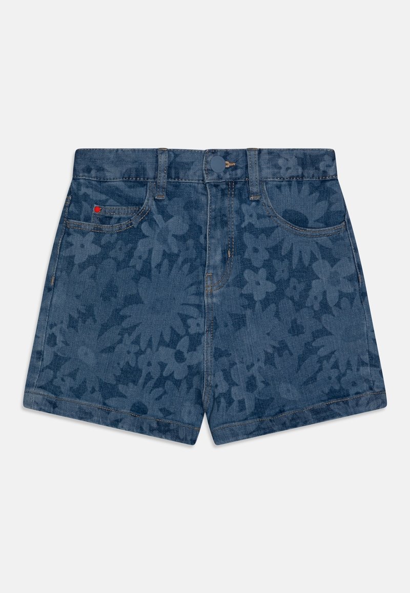 Short en denim avec un motif floral, boutons à l'avant, passants pour ceinture et poches avant, posé à plat sur un fond clair.