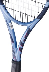 Blå og sort tennisracket håndtag og strenge med "PURE" branding og stregkodeklistermærke på hvid baggrund.
