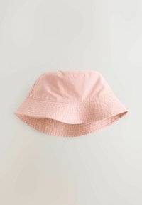 Rosa bucket hat i texturerat tyg, med en bred skärm och sömlig krona, lämplig för avslappnad användning.