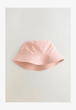 Rožinė kibiro skrybėlė, pagaminta iš tekstūruotos medžiagos, su plačiu kraštu ir vientisu vainiku, tinkama kasdieniam dėvėjimui.