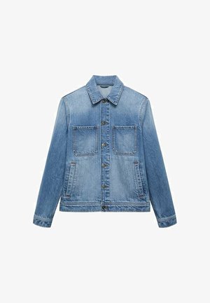 Světle modrá džínová bunda s klasickým límcem, předním zapínáním na knoflíky, dvěma hrudními kapsami a bočními kapsami, se švy jako detail.