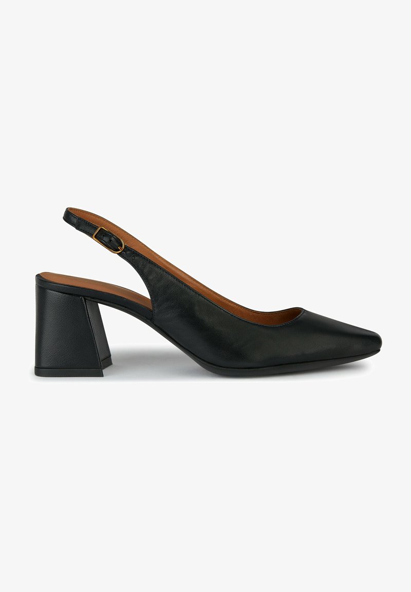 Zapato de tacón slingback de cuero negro con punta afilada, tacón medio en bloque y un acento de hebilla dorada en el lateral. Textura suave y diseño elegante.