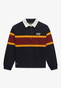 Chemise de rugby à manches longues avec col blanc, base bleu marine, rayures horizontales bordeaux et moutarde, et logo "Superdry New York" sur le côté gauche de la poitrine.