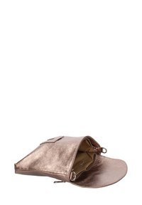 Borsa a mano in oro rosa metallico con design strutturato, apertura superiore e texture liscia. L'interno presenta una fodera beige e una tasca con zip.