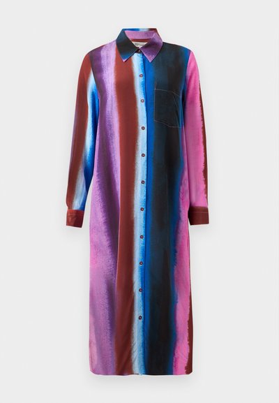 Sukienka koszulowa z satyny z pionowymi paskami w kolorze niebieskim, różowym, brązowym i czarnym. Posiada kołnierz, guziki z przodu oraz jedną kieszeń na piersi.