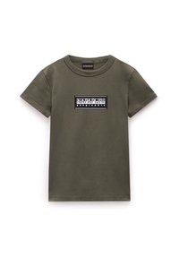 Olivengrünes Baumwoll-T-Shirt mit kurzen Ärmeln, ausgestattet mit einem schwarz-weißen rechteckigen Logo-Patch in der Nähe der Brust, rundem Halsausschnitt und geradem Saum.