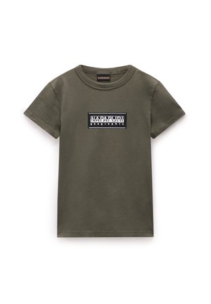 Olivengrünes Baumwoll-T-Shirt mit kurzen Ärmeln, ausgestattet mit einem schwarz-weißen rechteckigen Logo-Patch in der Nähe der Brust, rundem Halsausschnitt und geradem Saum.