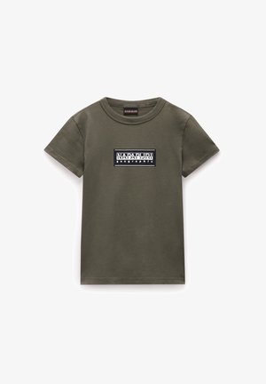 Olivno zelena bombažna majica s kratkimi rokavi, ki ima črnobelo pravokotno logotipno nalepko blizu prsi, okroglo izrezano ovratnik in ravno spodnji del.