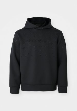 Hoodie noir avec une surface texturée ornée de clous en argent. L'avant présente le logo "Emporio Armani" dans un style contrastant. Tissu doux.