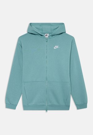 Türkiz színű, cipzáras kapucnis pulóver, elől cipzárral, kenguru zsebekkel és fehér Nike logóval a bal felső mellkason; puha, texturált anyagból készült.