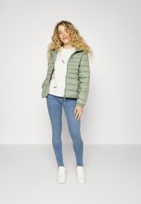 ONLY ONLCORAL LIFE POWER - Vaqueros pitillo - light blue denim