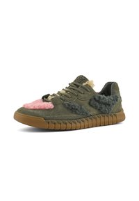 Niedrig geschnittenen Sneaker aus olivgrünem Wildleder mit rosa und dunkelgrauen Lammfell-Applikationen, brauner gerippter Sohle und grünen Schnürsenkeln.