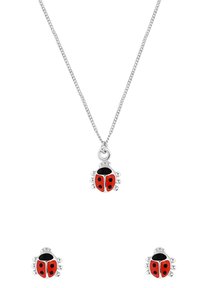 Pendentif en forme de coccinelle rouge et noire avec des boucles d'oreilles assorties, chaîne en argent et détails en émail. Le design de ce bijou présente un motif d'insecte mignon.