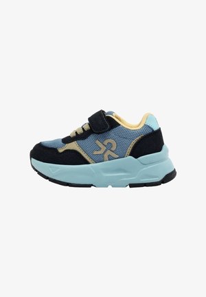 Blauer und schwarzer Sportschuh aus Mesh- und Wildledermaterialien. Klettverschluss, hellblaue Sohle und markantes Logodetail an der Seite.