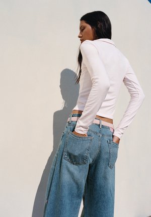 PULL&BEAR, EMBROIDERED MOON BAGGY - STRAIGHT-LEG JEANS - Jean droit - blue denim