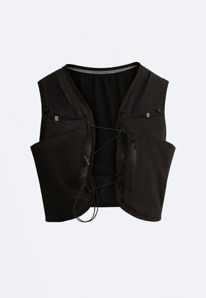 Crna prsluk bez rukava s podesivim vezicama na prednjoj strani i džepom na patentni zatvarač, izrađen od mješavine tkanina s mrežastom podstavom.