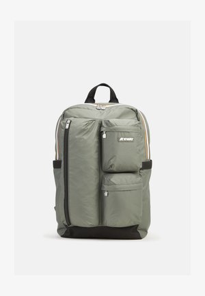Zaino verde in nylon con due tasche frontali con zip, fondo nero e spallacci imbottiti. Presenta un manico superiore e un dettaglio con logo.