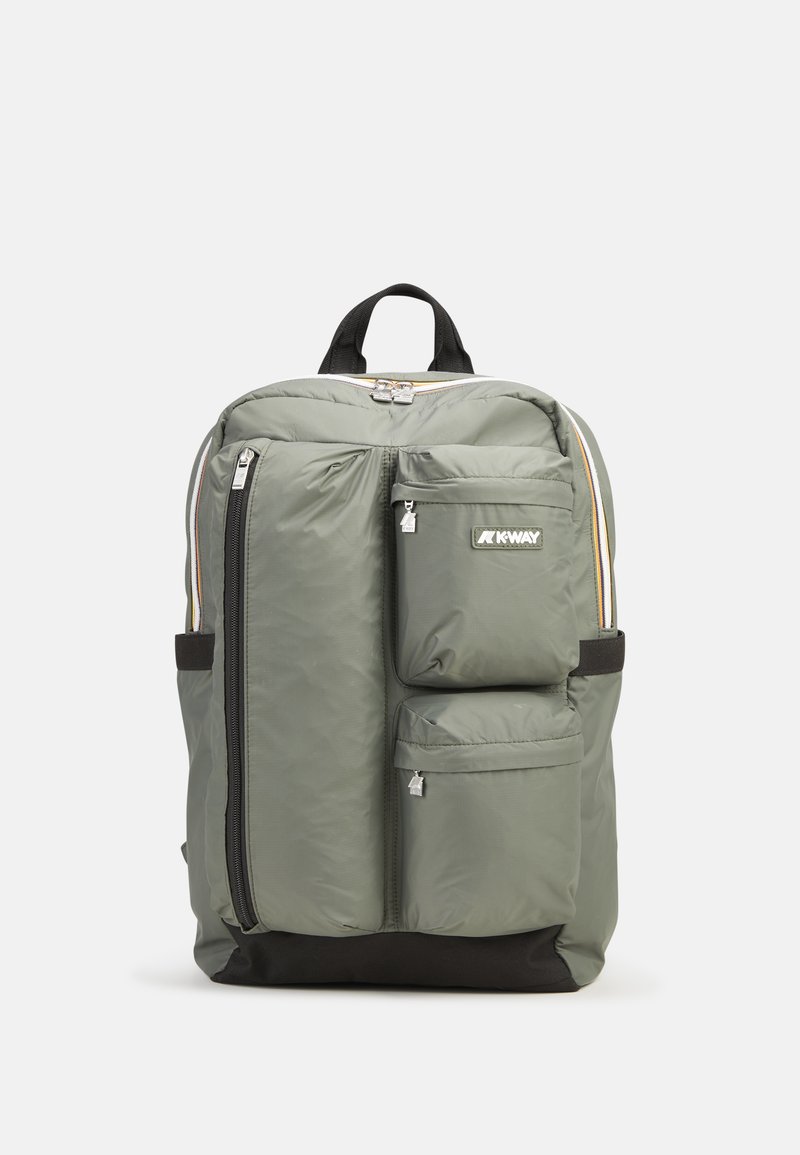 Zaino verde in nylon con due tasche frontali con zip, fondo nero e spallacci imbottiti. Presenta un manico superiore e un dettaglio con logo.